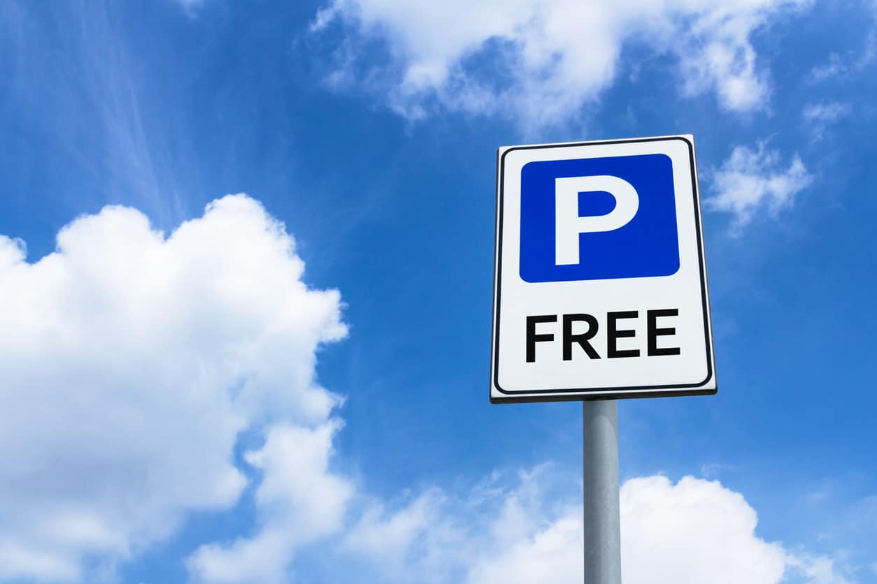 Free parking sign with blue sky on background